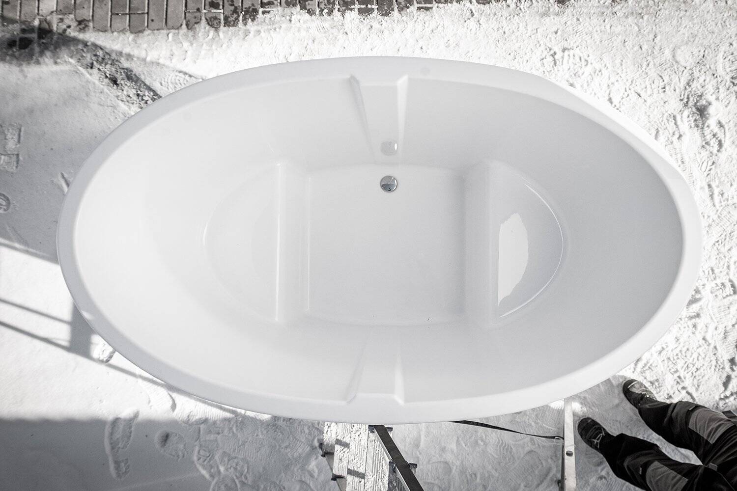 Cold plunge tub, side view with insulated cover
